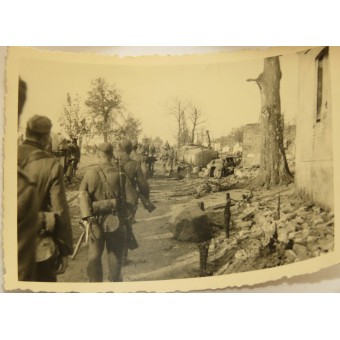 Frontline life of Wehrmacht soldiers, POWs, Soviet destroyed guns, tanks. Espenlaub militaria